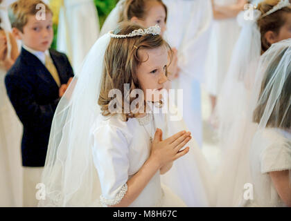 Catholic i ragazzi e le ragazze ricevono il sacramento della prima comunione. Foto Stock
