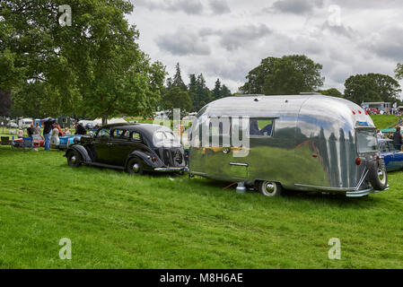 Una splendida auto d'epoca e Streamliner caravan coppia essendo mostrata e dimostrata nel Strathmore veicolo Vintage Show a Glamis Castle in Perthshi Foto Stock