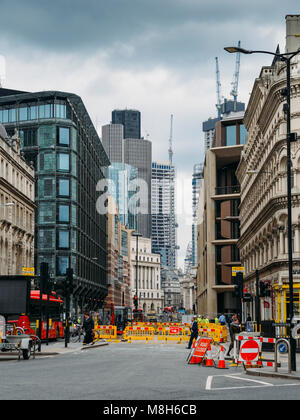 Strada chiusa e segni di diversione di Queen Victoria Street nella città di Londra, Inghilterra, Regno Unito durante lavori di costruzione Foto Stock