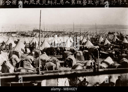 Immenso diluvio paludi città cinese - pensato per essere Tientsin (Tianjin) nel 1917. Grandi inondazioni è noto di avere preso il posto che anno - intasano le strade la maggior parte della città e facendo in modo che sia un problema dei profughi e diffusa malattia. Foto Stock