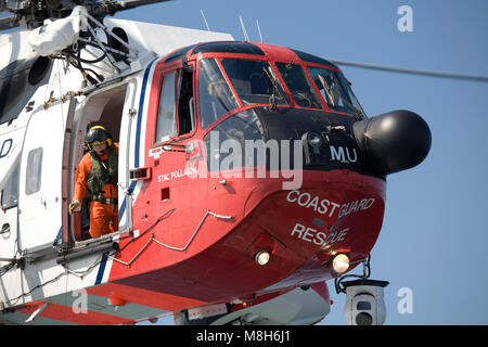 HM Guardia Costiera elicottero Sikorsky effettua una formazione in soccorso il Minch oltre il Caledonian Macbrayne Ulapool a Stornoway ferry. Foto Stock