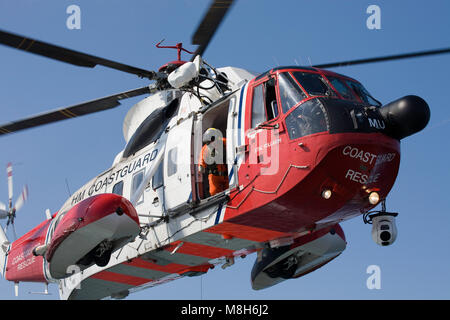 HM Guardia Costiera elicottero Sikorsky effettua una formazione in soccorso il Minch oltre il Caledonian Macbrayne Ulapool a Stornoway ferry. Foto Stock