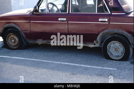 Un arrugginiti e ammuffito pickup truck si sta disgregando accanto ad un granaio Foto Stock