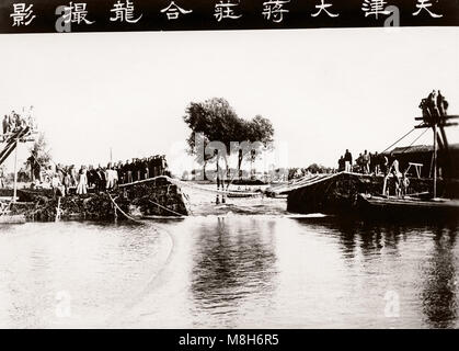 Immenso diluvio paludi città cinese - pensato per essere Tientsin (Tianjin) nel 1917. Grandi inondazioni è noto di avere preso il posto che anno - intasano le strade la maggior parte della città e facendo in modo che sia un problema dei profughi e diffusa malattia. Foto Stock