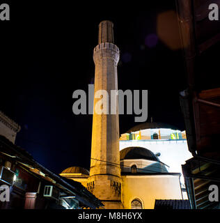 Vista notturna di Gazi Husrev-bey moschea di Sarajevo Foto Stock