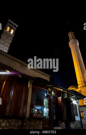 Vista notturna di Gazi Husrev-bey moschea e la Torre dell Orologio chiamato Sahat Kula in Sarajevo Foto Stock