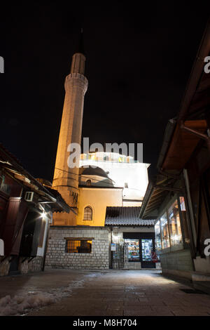 Vista notturna di Gazi Husrev-bey moschea di Sarajevo Foto Stock