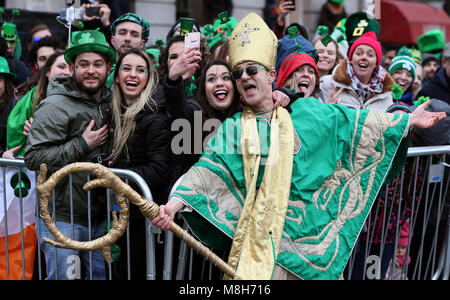 Un uomo vestito da San Patrizio pone per un selfie come il giorno di San Patrizio parade rende il modo in giù O'Connell street a Dublino. Picture Data: sabato 17 marzo, 2018. Foto di credito dovrebbe leggere: Brian Lawless/PA FILO Foto Stock