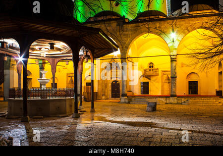 Vista notturna della Fontana Shadirvan sul cortile di Gazi Husrev-bey moschea di Sarajevo Foto Stock