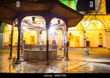 Vista notturna della Fontana Shadirvan sul cortile di Gazi Husrev-bey moschea di Sarajevo Foto Stock