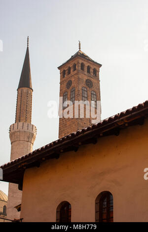 Vew di Gazi Husrev-bey minareto e la torre dell Orologio chiamato Sahat Kula in Sarajevo Foto Stock