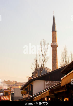 SARAJEVO, BOSNIA-ERZEGOVINA - FEBBRAIO, 16: Vista del Bascarsijska Dzamija minareto il 16 febbraio 2018 Foto Stock