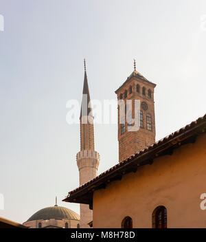 Vew di Gazi Husrev-bey minareto e la torre dell Orologio chiamato Sahat Kula in Sarajevo Foto Stock