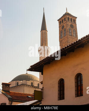 Vew di Gazi Husrev-bey minareto e la torre dell Orologio chiamato Sahat Kula in Sarajevo Foto Stock