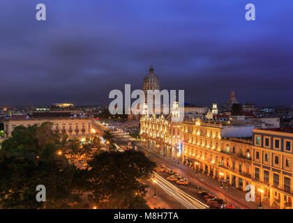 Vista notturna del Capitolio, Gran Teatro de la Habana, Parque Central e La Habana Vieja, Old Havana dal di sopra, Havana, Cuba Foto Stock