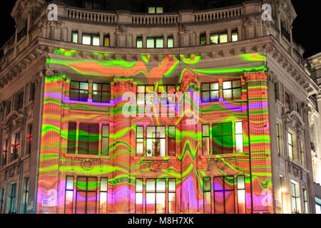 Londra, 18 dic 2018. Lumiere London 2018 festival delle luci. Oxford Circus e parti di Regent Street sono chiuse al traffico come persone di visualizzare la colorf Foto Stock