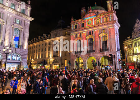 Londra, UK, 19 gennaio 2018. Lumiere Festival delle luci è molto trafficata come teste verso il fine settimana. La folla di persone in Piccadilly Circus. Proiettata Foto Stock