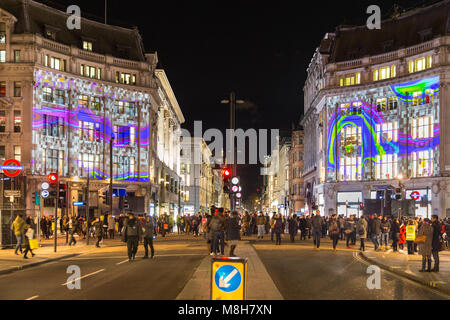 Londra, 18 dic 2018. Lumiere London 2018 festival delle luci. Oxford Circus e parti di Regent Street sono chiuse al traffico come persone di visualizzare la colorf Foto Stock