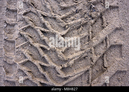 Focus sul sentiero della ruota sul terreno Foto Stock
