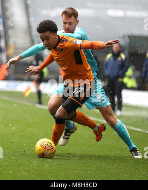 Wolverhampton Wanderers Helder Costa è contestata da Burton Albion è Tom Naylor durante il cielo di scommessa match del campionato a Molineux, Wolverhampton. Foto Stock