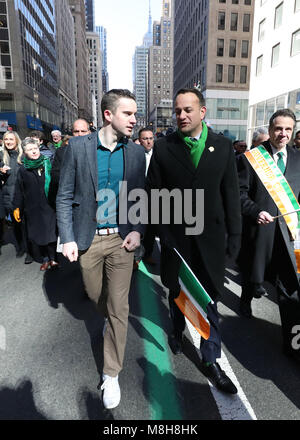 Taoiseach Leo Varadkar (a destra) e il suo partner Matt Barrett a piedi in il giorno di San Patrizio parade sulla Quinta Avenue in New York City. Foto Stock