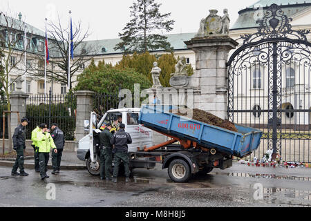 Bratislava, Slovacchia. Il 16 marzo 2018. La polizia ispeziona il conducente della vettura che ha portato il carico di letame di fronte alla sede del governo Foto Stock