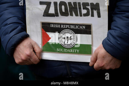 Un dimostrante detiene una targhetta che dichiara la solidarietà tra i repubblicani irlandesi e i palestinesi durante un anti-razzismo nel rally di Glasgow organizzato da Stand fino al razzismo in Scozia. Foto Stock