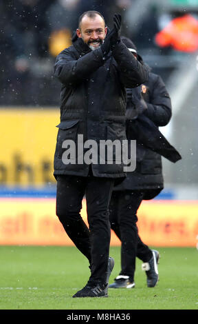 Wolverhampton Wanderers Head Coach Nuno Espirito Santo festeggia i suoi lati vincere dopo il fischio finale del Cielo scommessa match del campionato a Molineux, Wolverhampton. Foto Stock