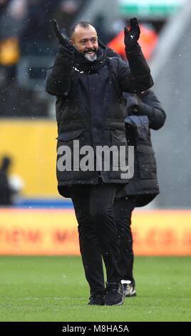 Wolverhampton Wanderers Head Coach Nuno Espirito Santo festeggia i suoi lati vincere dopo il fischio finale del Cielo scommessa match del campionato a Molineux, Wolverhampton. Foto Stock