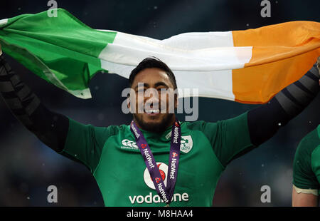 In Irlanda il Bundee Aki festeggia dopo la vittoria del Grand Slam durante la NatWest 6 Nazioni corrispondono a Twickenham Stadium di Londra. Foto Stock