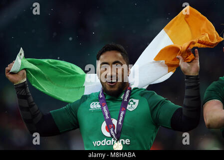 In Irlanda il Bundee Aki festeggia dopo la vittoria del Grand Slam durante la NatWest 6 Nazioni corrispondono a Twickenham Stadium di Londra. Foto Stock