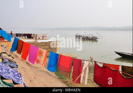 Il ghats lungo il fiume Gange banche, Varanasi, India Foto Stock