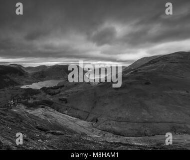 Il Buttermere valley da Robinson in un umido e giornata grigia, REGNO UNITO Foto Stock