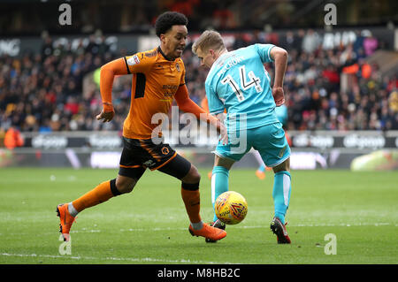 Wolverhampton Wanderers Helder Costa è contestata da Burton Albion di Damien McCrory durante il cielo di scommessa match del campionato a Molineux, Wolverhampton. Foto Stock