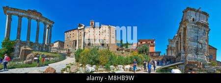 Foro Romano, Roma, Italia - 17 Maggio 2017: vista panoramica del Foro Romano con il Tempio di Saturno (sinistra), il Tabularium con il tempio di Vespasi Foto Stock