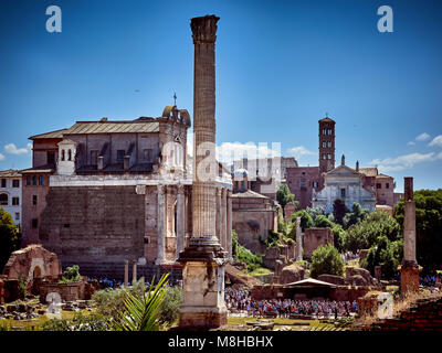 Vista del Foro Romano con il Tempio di Antonino e Faustina (sinistra) e numerose altre rovine e di importanti edifici governativi della città. Foto Stock