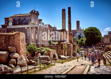 Foro Romano, Roma, Italia - 17 Maggio 2017: Vista del tempio di Antonino e Faustina sulla sinistra e diverse altre rovine presso il Forum di Roma, Roma. Foto Stock