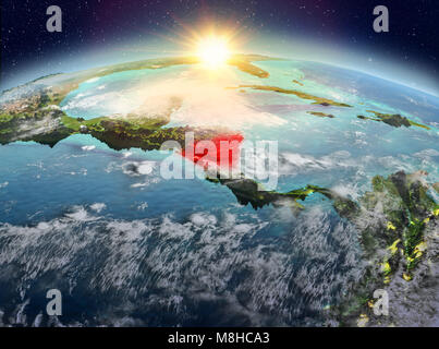 Vista satellitare del Nicaragua evidenziata in rosso sul pianeta Terra con le nuvole durante il sunrise. 3D'illustrazione. Gli elementi di questa immagine fornita dalla NASA. Foto Stock