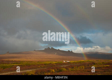 Rainbow e Bunkhouse. In un tardo pomeriggio con doccia a pioggia, un doppio arcobaleno spicca vistosamente contro il paesaggio. Per quale motivo alcuni arcobaleni più brillanti di altri? Dipende tutto dalla illuminazione, la dimensione delle gocce di pioggia, e l'angolo del sole! Foto Stock