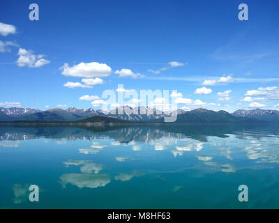 Riflessioni. Il lago Clark riflette le nuvole e il blu del cielo di un Alaska estate. Foto Stock