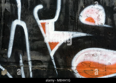 Un frammento di graffiti dettagliata di un disegno realizzato con vernici spray su una parete di piastrelle di calcestruzzo. Immagine di sfondo di arte di strada in un caldo colore rosso ad Foto Stock