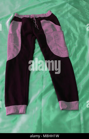 Nero pantaloni leggings isolati su sfondo bianco Foto Stock