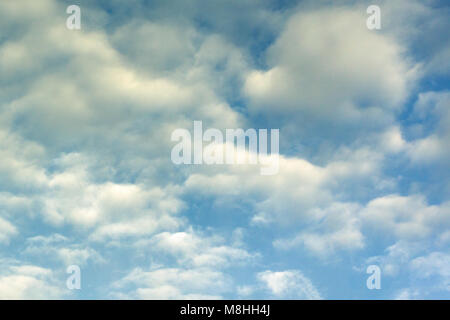 Bellissimo cielo blu con nuvole di sfondo.Sky nuvole.il cielo con le nuvole meteo natura blu cloud Foto Stock