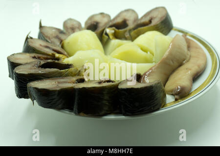 Aringhe in salamoia con patate e panna acida e erba cipollina tritata Foto Stock