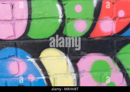 Parete apinted con multicolore Rainbow vernice. Giallo, arancione, blu turchese, rosso, Sur, nero vernice colorata che scorre Foto Stock