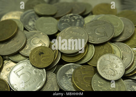 Coin un rublo e la moneta europea: banconote di cinque e cinquanta monete metalliche in euro Foto Stock