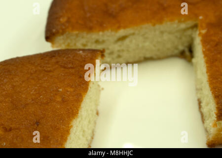 Vista superiore: brown meringhe e manna torta di semola su bianco tavolo in legno Foto Stock
