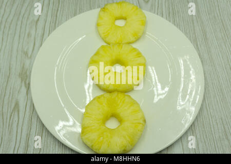 Ruota il dessert ananas con crema isolato su bianco Foto Stock