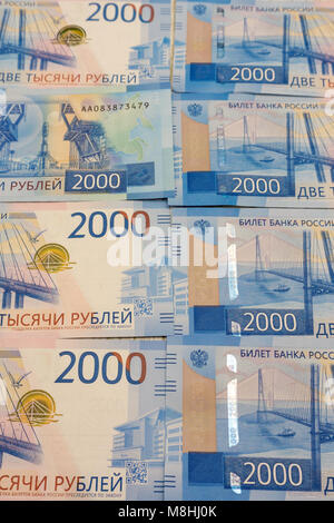 Sullo sfondo delle nuove banconote vale la pena di 2000 rubli Foto Stock