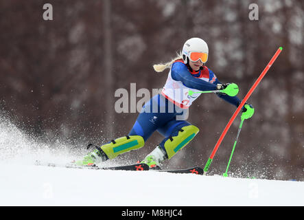 Gran Bretagna Kelly Gallagher compete in Slalom speciale femminile, ipovedenti presso l'Jeongseon Alpine Center durante il giorno nove del PyeongChang 2018 Paralimpiadi Invernali in Corea del Sud. Foto Stock